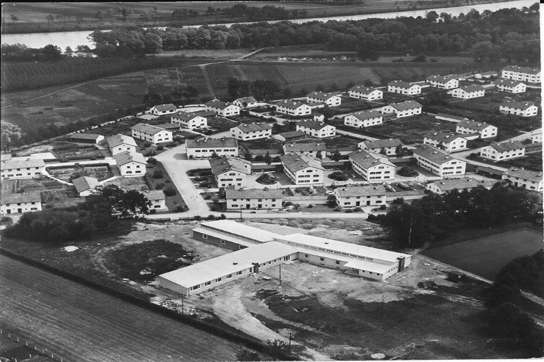 Historische Schwarz-Weiß-Luftaufnahme der PWA-Siedlung in Raubling