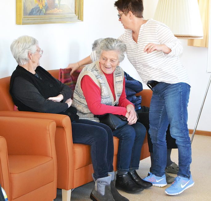 Senioren auf dem Sofa in der Tagespflege Raubling